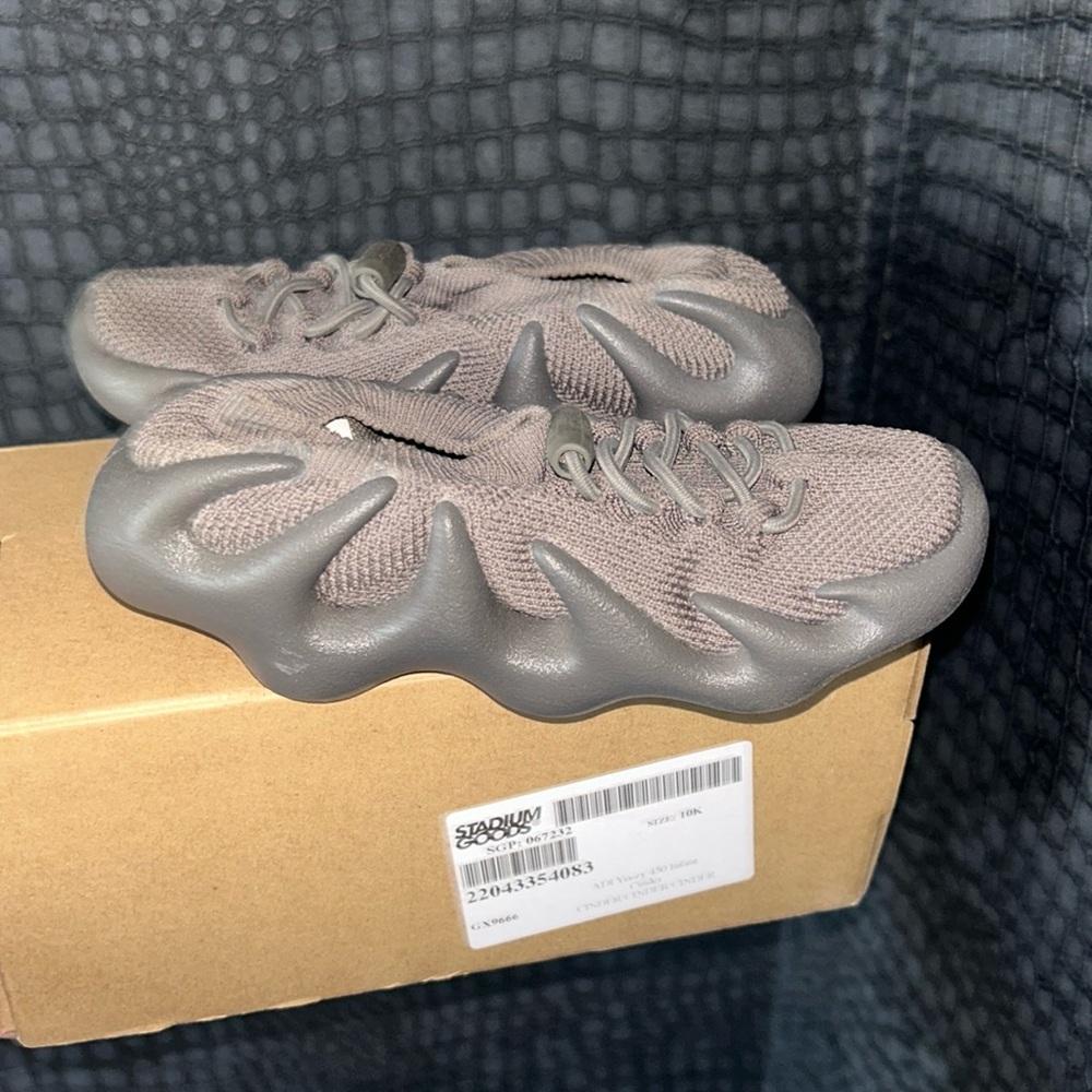 Yeezy 450 like new excellent condition 10c kids dark grey